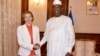 Le président tchadien Idriss Deby Itno serre la main de la ministre française des Forces armées, Florence Parly, avant leur rencontre au palais présidentiel à N'Djamena au Tchad le 31 juillet 2017.