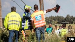 Des inspecteurs regardent un train accidenté près de Kroonstad, à 110 kilomètres de Johannesburg, le 4 janvier 2018.