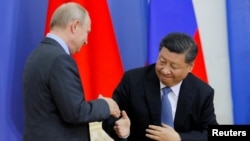 2019年6月6日，在俄罗斯圣彼得堡举行的圣彼得堡国际经济论坛（SPIEF）上，中国国家主席习近平和俄罗斯总统普京相互握手