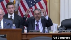 美国众议院中共问题特设委员会资深成员、民主党众议员拉贾·克里希纳莫蒂在听证会上举着一副手铐说明中国稀土垄断对美国的威胁。(2025年11月19日)