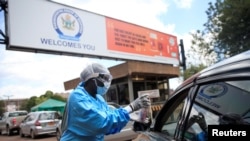 Dépistage de la maladie à coronavirus à l'extérieur d'un hôpital de Harare au Zimbabwe, le 26 mars 2020.
