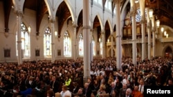 波士顿向爆炸案受害者表达敬意