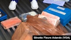 Les 18 kg de drogue découverts dans le container, à Cotonou, Bénin, le 30 octobre 2016. (VOA/Ginette Fleure Adande)