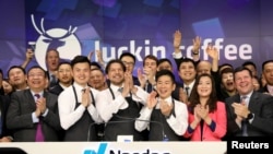 路透社资料图片：瑞幸咖啡高管和员工2019年5月一起敲响纳斯达克开盘钟，庆祝公司赴美公开募股。