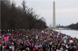 Несогласные с политикой избранного президента США собрались на протест в центре Вашингтона, округ Колумбия, 18 января 2025 года (Reuters)