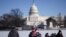 На фото люди біля Капітолія США. Інавгурацію обраного президента США Дональда Трампа переносять у приміщення через небезпечно низьку температуру, яка очікується в понеділок, у Вашингтоні, США, 17 січня 2025 року. REUTERS