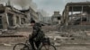 Një burrë kalon me biçikletë përpara zyrës së postës, e cila u shkatërrua nga një sulm ajror rus në qytetin Kurakhove, rajoni Donetsk, Ukrainë, më 7 nëntor 2024.
