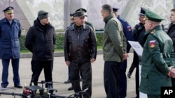 俄罗斯国防部长谢尔盖·绍伊古（中）视察莫斯科军区训练场，检查无人机和小型无人机发展情况。（资料照，俄罗斯国防部新闻处）