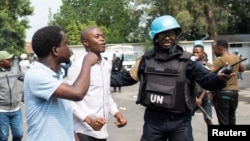 "Malheureusement, une balle perdue a atteint un chauffeur qui est décédé", a déclaré le porte-parole de la police à Beni.