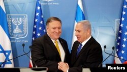 Le Premier ministre israélien Benjamin Netanyahu et le secrétaire d'État américain Mike Pompeo à Tel Aviv, Israël, le 29 avril 2018. Thomas Coex / Pool via Reuters 
