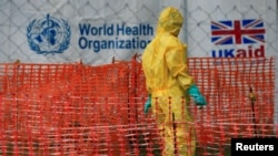 ARCHIVES - Un agent de santé à l'intérieur d'un établissement de soins spécialisés dans la lutte contre le virus Ebola à l'hôpital général de Bwera en Ouganda, le 14 juin 2019. 