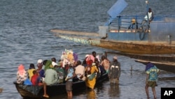 Des passagers d'une pirogue sur le fleuve Niger, à Segou, au centre du Mali, 15 janvier 2013