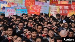 2018年3月12日，在中国河南省安阳市的一所高中，年度性全国“高考”之前，学生参加宣誓大会。