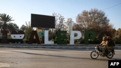 Бойовики на мотоциклі під час вторгення антиурядових повстанців у Алеппо, 30 листопада 2024 року. Omar HAJ KADOUR/AFP