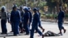 Un manifestant gisait inconsciemment sur le sol après avoir été battu par la police près de la Place de l'Unité à Harare le 16 août 2019.