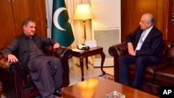 زلمی خلیلزاد د شاه محمود قریشي سره د لیدنې پر وخت