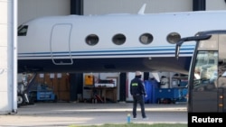 သမ္မတဟောင်း ဒူတာတေးကိုသယ်ဆောင်လာတဲ့လေယာဥ် Rotterdam လေဆိပ်မှာတွေ့ရစဥ်၊ မတ် ၁၂၊ ၂၀၂၅