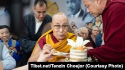 达赖喇嘛2025年7月6日在达兰萨拉庆祝90岁诞辰。(照片来自藏人行政中央)