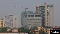 ထိုင်းအစိုးရက လျှပ်စစ်မီးပေးတာ ရပ်တန့်လိုက်ပြီးနောက် ထိုင်းနိုင်ငံနဲ့ နယ်စပ် မြဝတီခရိုင်ထဲက ရွှေကုက္ကိုလ်မြို့ကို မြင်တွေ့ရစဉ် (ဖေဖော်ဝါရီ ၅၊ ၂၀၂၅)