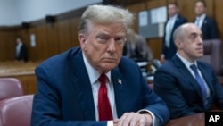 Ish presidenti Donald Trump brenda sallës së gjyqit në Gjykatën.e Manhatanit në Nju Jork, 15 prill 2024