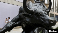 中国北京金融区一家投资公司门前的牛雕塑。（2015年7月10日）