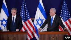 美国国务卿布林肯和以色列总理内塔尼亚胡在特拉维夫以色列国防部举行联合记者会。（2023年10月11日）