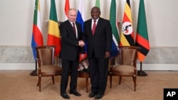 L'ANC (African National Congress), parti au pouvoir depuis 1994 en Afrique du Sud, a tissé des liens historiques avec la Russie, datant de l'ex-URSS. 