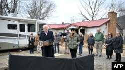 Президент США Дональд Трамп выступает во время посещения района, пострадавшего от урагана «Хелен», в Суоннаноа, Северная Каролина, 24 января 2025 года. (Фото Mandel NGAN / AFP)