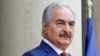Khalifa Haftar, le commandant militaire qui domine l'est de la Libye, arrive pour assister à une conférence internationale sur la Libye à Paris, le 29 mai 2018.