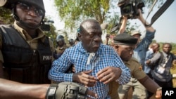 L'opposant ougandais Kizza Besigye arrêté par la police le 22 février 2016 pendant qu'il tentait de quitter sa résidence. 