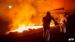 2025년 2월 12일 중국 허난성 안양의 수출용 제철소에서 직원들이 고로의 슬래그를 청소하고 있다.