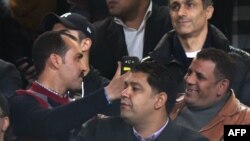 Alaa (centre à gauche) et Gamal Mubarak (à sa droite), fils de l'ancien président égyptien Hosni Moubarak, lors d’un match international amical opposant l'Egypte et la Tunisie au stade international du Caire, 8 janvier 2017.