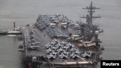 美国核动力航空母舰“罗斯福号”(CVN-71)星期六抵达韩国，停靠釜山作战基地。(路透社)