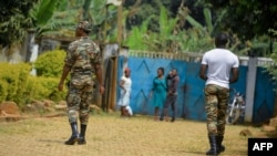 Des soldats patrouillent à Bafut, dans la région anglophone du nord-ouest du Cameroun, 15 novembre 2017.