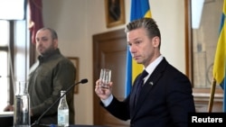 Рустем Умеров и Пол Йонсон на совместной пресс-конференции в Стокгольме. 22 ноября 2024 г. 