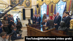 特朗普总统在白宫举行的国际足联2026年世界杯特别工作组会议期间回答记者提问。(2025年11月17日)